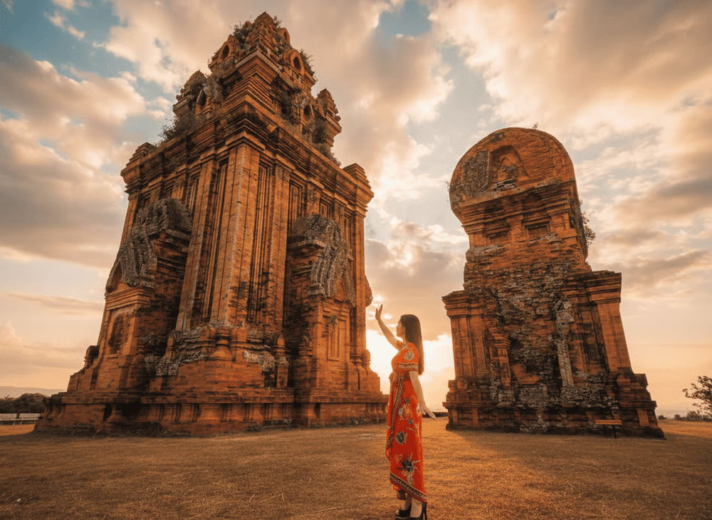 Du khách tham quan và chụp ảnh lưu niệm cùng tháp Bánh Ít